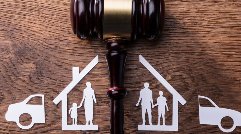 Adwokat od spraw rozwodowych – jak może Ci pomóc przejść przez ten trudny proces? Sprawy rozwodowe, podział majątku wspólnego, podział władzy rodzicielskiej Rozwód jest jedną z najtrudniejszych rzeczy, przez które można przejść w swoim życiu. Nie chodzi tylko o utratę współmałżonka, ale także o utratę połowy wszystkiego, co posiadasz i połowy czasu spędzonego z dziećmi. Prawnicy rozwodowi są po to, aby pomóc chronić twoje interesy i upewnić się, że dostaniesz to, na co zasługujesz. Ale jak mogą pomóc? Oto kilka sposobów, w jakie adwokaci rozwodowi mogą Cię chronić w trakcie całego procesu. Prawnicy rozwodowi mogą zapewnić, że cały majątek małżeński zostanie podzielony sprawiedliwie – adwokat od rozwodów, pomoc prawna z zakresu prawa rodzinnego Pierwszą rzeczą, jaką robią prawnicy rozwodowi, gdy biorą sprawę, jest określenie, które aktywa są własnością małżeńską, a które należą wyłącznie do jednego lub drugiego małżonka. Określają również, kto ma kontrolę nad każdym składnikiem majątku i ile kontroli każdy z małżonków ma nad finansami drugiego. W ten sposób mogą sprawiedliwie podzielić aktywa, gdy przyjdzie czas na podział wszystkiego pomiędzy małżonków podczas postępowania rozwodowego. Prawnicy rozwodowi mogą pomóc w ochronie praw do opieki nad dzieckiem – adwokat rozwodowy jako pomoc w sprawach rodzinnych Kiedy przychodzi czas na bitwy o opiekę nad dzieckiem, prawnicy rozwodowi reprezentują najlepszy interes swoich klientów, mówiąc ich stronę historii w sądzie i upewniając się, że ich klienci dostaną to, na co zasługują w tej dziedzinie. Adwokaci rozwodowi będą również doradzać klientom, jak skutecznie argumentować swoją sprawę przed sędziami i ławnikami, tak aby zapewnić, że otrzymają opiekę nad swoimi dziećmi. Prawnicy rozwodowi mogą pomóc klientom, którzy mają do czynienia z fizycznym lub emocjonalnym znęcaniem się – kancelaria adwokacka, doświadczony adwokat od rozwodów Jeśli małżonek fizycznie lub emocjonalnie znęca się nad swoim partnerem, prawnicy rozwodowi doradzą im, jak podejść do tej kwestii z drugim małżonkiem. Mogą również pomóc w złożeniu wniosku o wydanie nakazów ochronnych przeciwko sprawcom i w razie potrzeby pomóc w sprawach karnych przeciwko sprawcom. Przygotowanie sprawy do sądu – adwokat jako pomoc w sprawie rozwodowej Twój prawnik pomoże Ci przygotować sprawę do sądu, abyś miał wszystko w porządku, gdy nadejdzie czas. Twój prawnik przejrzy wszystkie dokumenty i zapewni, że wszystko jest poprawne przed przedstawieniem w sądzie. Upewni się również, że wszelkie porozumienia ugodowe zawarte pomiędzy tobą a twoim małżonkiem są uczciwe i sprawiedliwe dla wszystkich zaangażowanych stron. Rozwiąż sprawę poza sądem – indywidualne podejście doświadczonego adwokata, prawo rodzinne, sprawy rodzinne Niektóre sytuacje wymagają raczej mediacji niż sądowej batalii o majątek i kwestie opieki nad dziećmi. W takich sytuacjach Twój adwokat będzie negocjował z adwokatem drugiej strony aż do osiągnięcia porozumienia, które przyniesie korzyści obu stronom zaangażowanym w proces rozwodowy. Pozwala to obu stronom uniknąć kosztów sądowych, jednocześnie chroniąc ich interesy w tym trudnym czasie. Rozwód jako trudne przeżycie Rozwód jest jednym z najbardziej stresujących i emocjonalnych doświadczeń, przez które może przejść człowiek. Jest on nie tylko emocjonalnie wyczerpujący, ale ma również znaczący wpływ finansowy na osoby w nim uczestniczące. Rozwód może być szczególnie trudny dla dzieci, ponieważ są one często złapane w środku rozwodu i zmuszone do podejmowania decyzji, których mogą nie rozumieć na swoim poziomie wiekowym. Dlatego warto skorzystać z usług adwokata od spraw rozwodowych, którzy pomogą Ci zrozumieć Twoje prawa i obowiązki jako rodzica w tym czasie. Adwokaci rozwodowi mają duże doświadczenie w prawie rodzinnym, więc mogą pomóc Ci poruszać się po skomplikowanym procesie rozwodowym z powodzeniem.